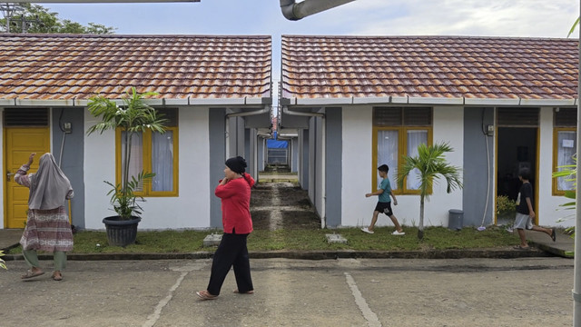 Warga terdampak bencana di Sumbar menempati huntara di Kampung Nelayan, Kelurahan Lubuk Buaya, Kecamatan Koto Tengah. Foto: Dok. Bakom RI
