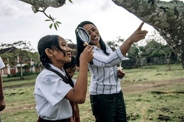 Ilustrasi interaksi aman bagi guru dan murid, sumber: Pexels.