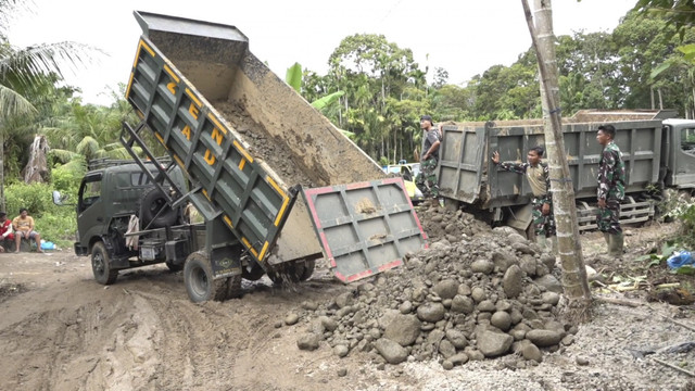 Pembangunan hunian sementara (huntara) di Kecamatan Palembayan, Kabupaten Agam, Sumatera Barat (Sumbar), dimulai. Foto: Dok. Bakom RI