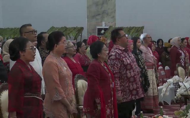 Ketua Umum PDIP Megawati Soekarnoputri menyanyikan lagu Indonesia Raya dengan didampingi oleh politisi PDIP Rano Karno saat Peringatan Hari Ibu oleh PDI Perjuangan di Gedung Nyi Ageng Serang, Jakarta Selatan, Kamis (18/12/2025). Foto: Youtube/PDI Perjuangan