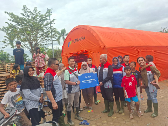 Pertamina International Shipping (PIS) salurkan bantuan untuk korban bencana banjir d Aceh Tamiang. Foto: Dok. Pertamina