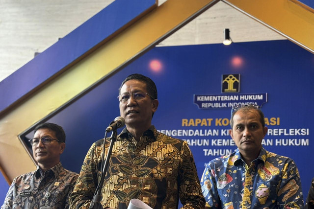 Menkum Supratman Andi Agtas dan Wamenkum Edward Omar Sharif Hiariej dalam Refleksi Akhir Tahun Kementerian Hukum 2025 di Hotel Grand Mercure Jakarta Kemayoran, Jakarta Pusat, Kamis (18/12/2025). Foto: Amira Nada Fauziyyah/kumparan