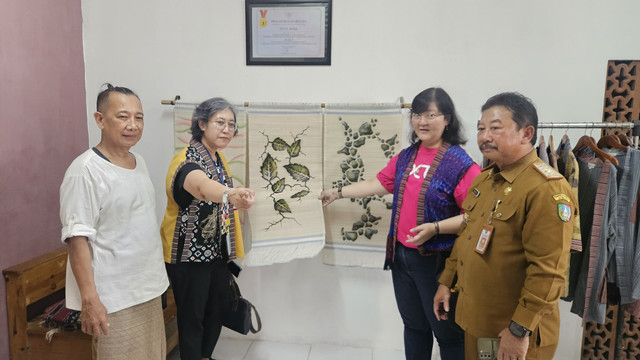 Tim dosen PCU yang membuat terobosan inovatif, tenun Jombang dipadu dengan lidi bambu kemudian bertransformasi menjadi produk interior bernilai jual tinggi, seperti window blind (tirai jendela) bersama Kepala Dinas Perdagangan dan Perindustrian (Disdagrin) Kabupaten Jombang, Drs. Suwignyo, MM, (baju coklat).