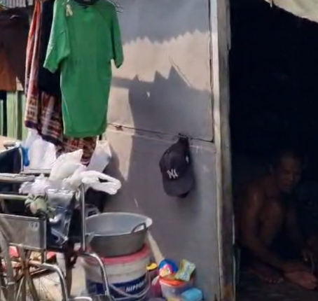 Priadi di rumahnya berukuran 2x3 meter. Foto: Farusma/kumparan