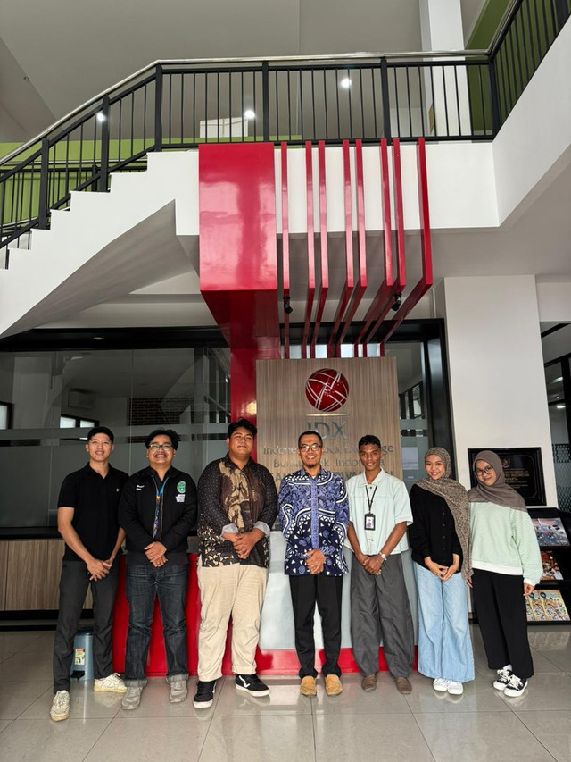 Foto mahasiswa magang bersama Kepala Cabang FAC Sekuritas Yogyakarta 