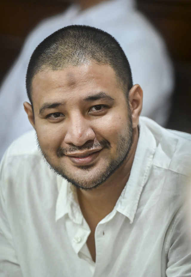 Terdakwa kasus peredaran narkotika di dalam Rutan Salemba Ammar Zoni saat menjalani sidang lanjutan di Pengadilan Negeri Jakarta Pusat, Kamis (18/12/2025). Foto: Rivan Awal Lingga/ANTARA FOTO