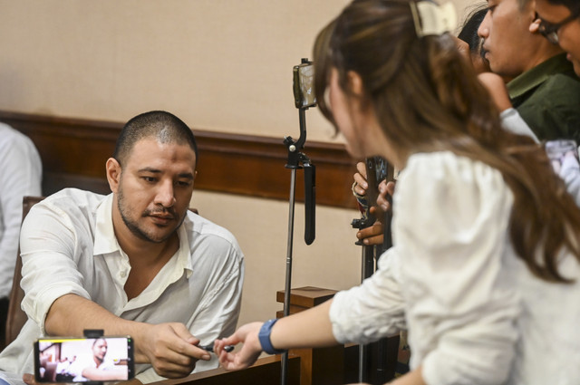 Terdakwa kasus peredaran narkotika di dalam Rutan Salemba Ammar Zoni (kiri) bersiap mengikuti sidang lanjutan di Pengadilan Negeri Jakarta Pusat, Kamis (18/12/2025). Foto: Rivan Awal Lingga/ANTARA FOTO