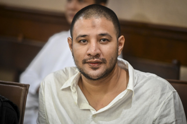 Terdakwa kasus peredaran narkotika di dalam Rutan Salemba Ammar Zoni saat menjalani sidang lanjutan di Pengadilan Negeri Jakarta Pusat, Kamis (18/12/2025). Foto: Rivan Awal Lingga/ANTARA FOTO