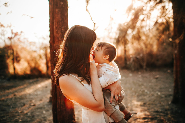 Ilustrasi ibu dan anak. Foto: Unsplash