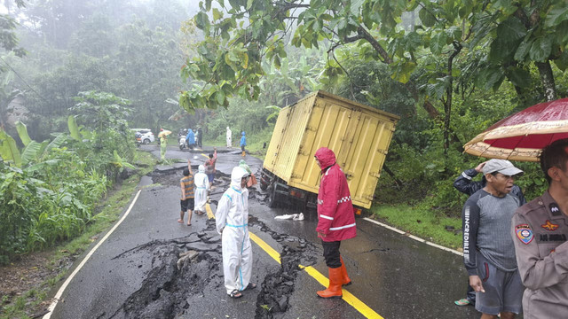 Jalan nasional ruas Bagbagan-Kiaradua di Kabupaten Sukabumi, amblas dan tidak dapat dilalui kendaraan, Kamis (18/12/2025). Foto: Dok. Polres Sukabumi