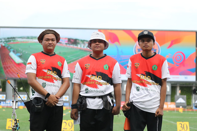 Anggoro (kanan) bersama dua rekannya di DAD Archery Jakarta pada partai semifinal beregu Divisi Compound U-18 di MilkLife Archery Challenge 2025. Foto: MilkLife Archery Challenge