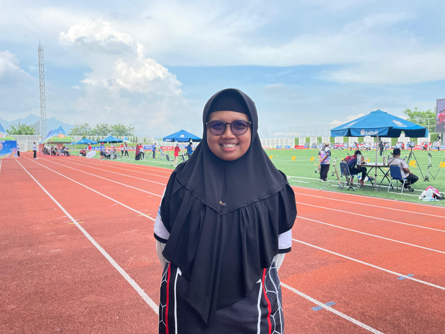 Widia, ibunda Anggoro yang bertanding di Divisi Compound U-18 MilkLife Archery Challenge 2025. Foto: Antika Fahira/kumparan