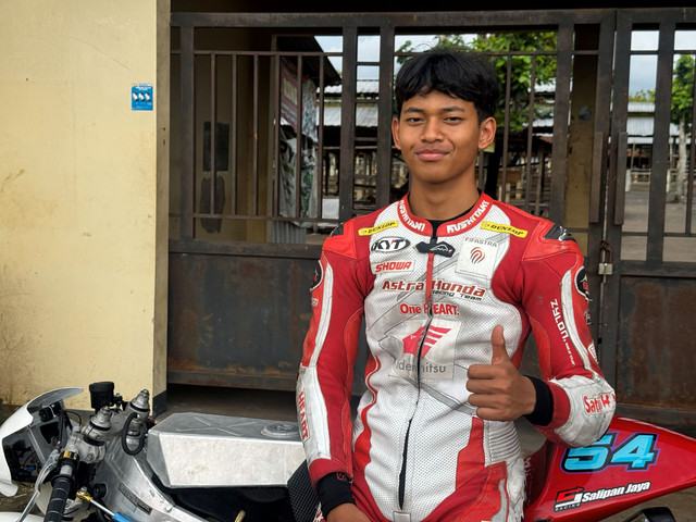 Veda Ega Pratama, pebalap motor asal Wonosari, Gunungkidul, Daerah Istimewa Yogyakarta. Veda finis sebagai runner-up di Red Bull Rookies Cup 2025 dan akan berkompetisi di kejuaraan Moto3 2026.  Foto: Pandangan Jogja/Tannayu Hangno