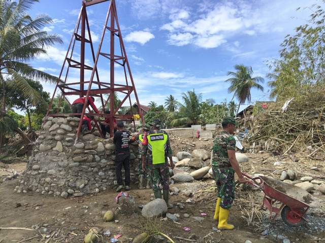 TNI bersama Kementerian Pertahanan RI membangun jembatan gantung di sejumlah wilayah di Aceh. Foto: Dok. Puspen TNI