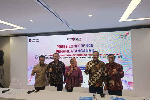 Konferensi pers penandatanganan akta pemisahan sebagian bisnis dan aset wholesale fiber connectivity tahap 1 oleh PT Telkom Indonesia (Persero) Tbk ke PT Telkom Infrastruktur Indonesia (TIF), di Gedung Telkom Hub Jakarta, Kamis (18/12/2025). Foto: Muhammad Fhandra Hardiyon/kumparan