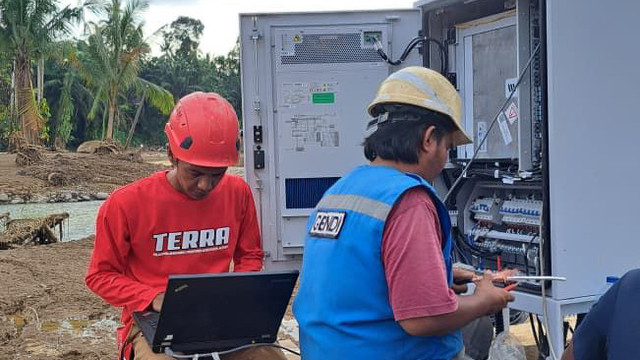 Telkomsel berhasil memulihkan 99% layanan komunikasi di Sumatera Barat pascabencana banjir dan longsor dengan menyiagakan 43 genset serta menambah perangkat satelit di titik terisolasi. Foto: Dok. Telkomsel