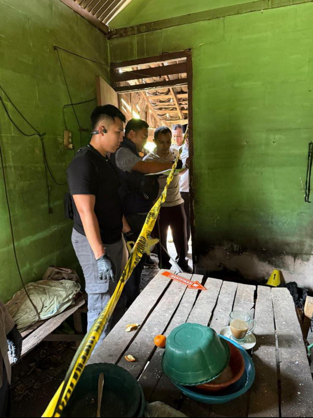 Petugas saat lakukan olah TKP di lokasi meninggalnya warga akibat kebakaran di Desa Karangsono, Kecamatan Dander, Kabupaten Bojonegoro. Kamis (18/12/2025). (Aset: Istimewa)