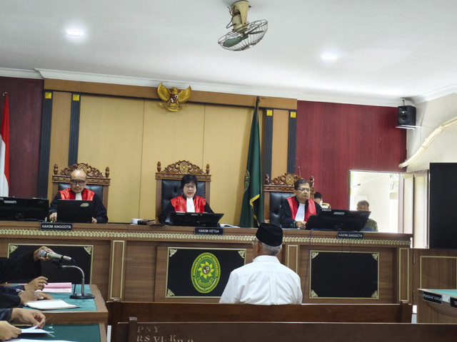 Eks Bupati Sleman dua periode Sri Purnomo menjalani sidang perdana kasus korupsi Dana Hibah Pariwisata di Pengadilan Tindak Pidana Korupsi (Tipikor) pada Pengadilan Negeri (PN) Yogyakarta, Kamis (18/12/2025). Foto: Arfiansyah Panji Purnandaru/kumparan