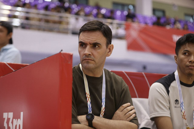 Pelatih Timnas Futsal Hecto Souto saat laga Timnas Futsal Indonesia melawan Timnas Futsal Malaysia pada pertandingan matchday ketiga SEA Games 2025. Foto: Dok. Federasi Futsal Indonesia