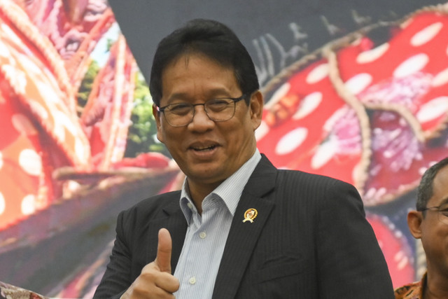 Menteri Keuangan Purbaya Yudhi Sadewa mengacungkan jempol saat konferensi pers APBN KiTa edisi Desember 2025 di Jakarta, Kamis (18/12/2025). Foto: Hafidz Mubarak A/ ANTARA FOTO