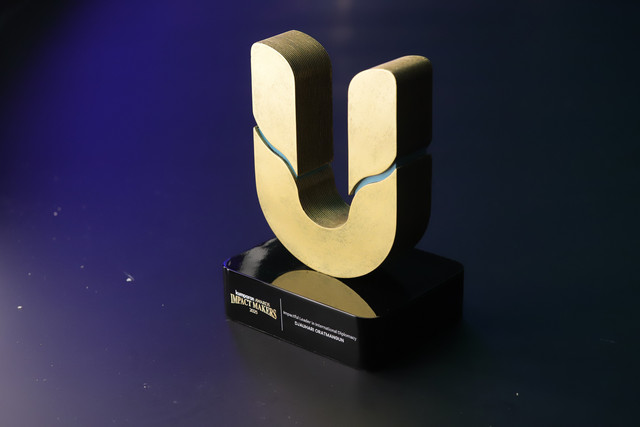 Duta Besar Indonesia untuk Tiongkok, Djauhari Oratmangun menerima penghargaan dalam kumparan Awards Impact Makers 2025 di Hotel Indonesia Kempinski, Jakarta, Kamis (17/12/2025). Foto: Jamal Ramadhan/kumparan