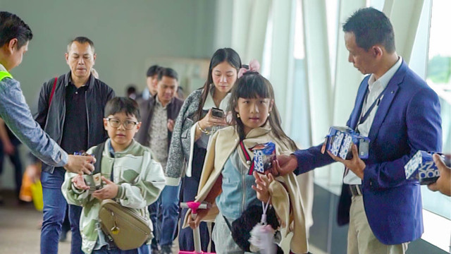 Novotel Pontianak Convention Centre membagikan sebanyak 200 kukis spesial bagi para penumpang penerbangan Garuda Indonesia. Foto: Dok. Novotel Pontianak Convention Centre