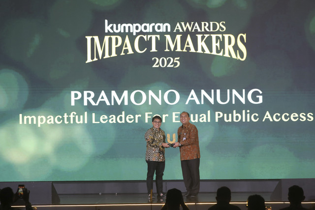 Pimred kumparan Arifin Asydhad menyerahkan piagam penghargaan kepada Sekda DKI Jakarta Uus Kuswanto mewakili Gubernur DKI Jakarta Pramono Anung pada kumparan Awards Impact Makers 2025 di Hotel Indonesia Kempinski, Jakarta, Kamis (17/12/2025). Foto: Aditia Noviansyah/kumparan