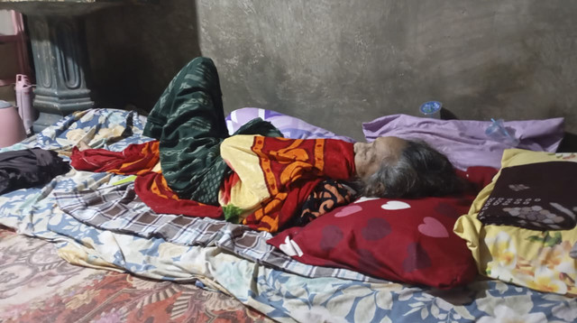 Wahbah, seorang nenek berusia 85 tahun di Kota Makassar, Sulsel, terpaksa harus digotong kerabat ke kantor lurah Maricaya Baru, demi untuk mendapatkan bantuan sembako dari pemerintah. Foto: Dok. Istimewa