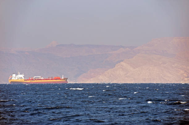 Kapal barang membuat kemajuan menuju pelabuhan Laut Merah Aqaba. Foto by Istock.