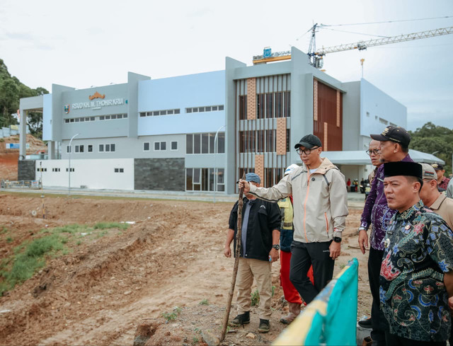 Gubernur Lampung Rahmat Mirzani Djausal saat meninjau progres pembangunan Rumah Sakit Umum Daerah (RSUD) KH. Muhammad Thohir, Kabupaten Pesisir Barat | Foto : Dok. Adpim