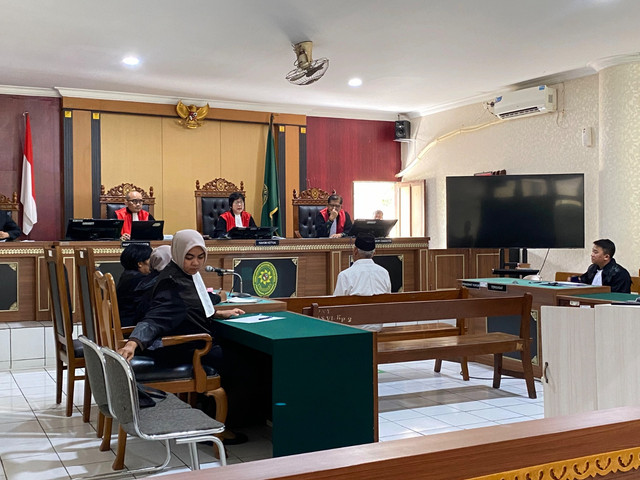 Eks Bupati Sleman, Sri Purnomo, saat menjalani sidang perdana kasus dugaan korupsi dana hibah di Pengadilan Tipikor Yogya, Kamis (18/12). Foto: Pandangan Jogja/Resti Damayanti