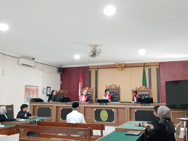 Eks Bupati Sleman, Sri Purnomo, saat menjalani sidang perdana kasus dugaan korupsi dana hibah di Pengadilan Tipikor Yogya, Kamis (18/12). Foto: Dok. Jogja Police Watch