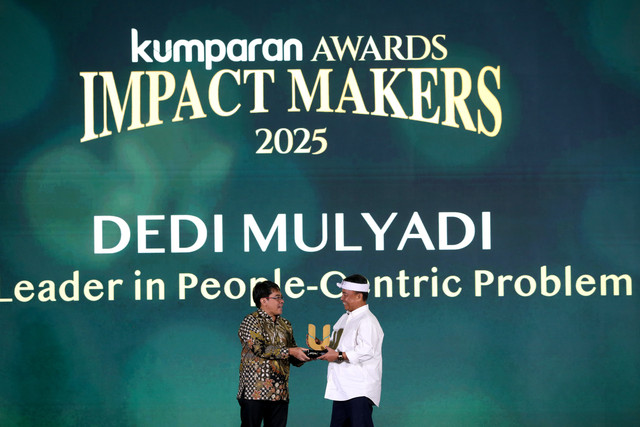 Pimred kumparan Arifin Asydhad menyerahkan piagam penghargaan kepada Sekda Provinsi Jabar, Herman Suryatman mewakili Gubernur Jawa Barat Dedi Mulyadi pada kumparan Awards Impact Makers 2025 di Hotel Indonesia Kempinski, Jakarta, Kamis (17/12/2025). Foto: Aditia Noviansyah/kumparan