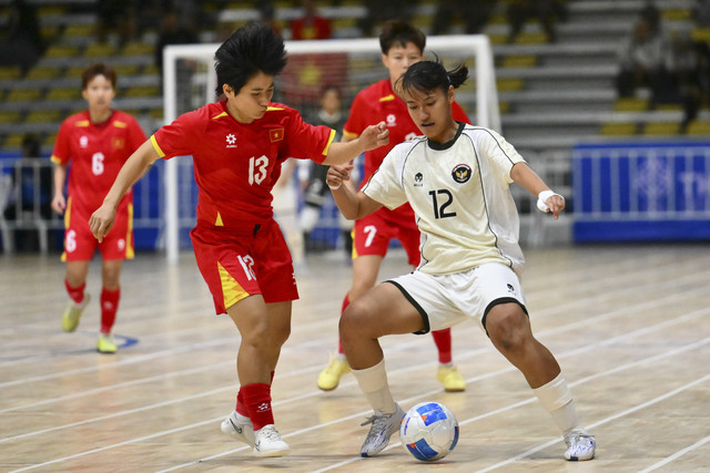 Pemain Timnas Futsal Indonesia Agnes Matulapelwa (kanan) berebut bola dengan pemain Vietnam Thi Trang Bui (kiri) pada final Futsal putri SEA Games 2025 di Bangkokthonburi University, Thawi Watthana, Bangkok, Thailand, Kamis (18/12/2025). Foto: Nova Wahyudi/ANTARA FOTO