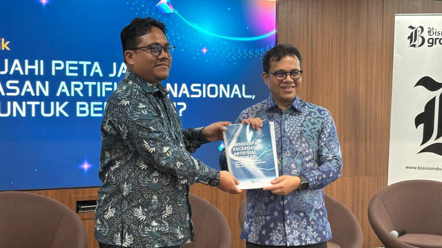 Executive Director Catalyst Policy Works, Wahyudi Djafar (kiri), dan Wamenkomdigi, Nezar Patria (kanan). Foto: Habib Allbi Ferdian/kumparan