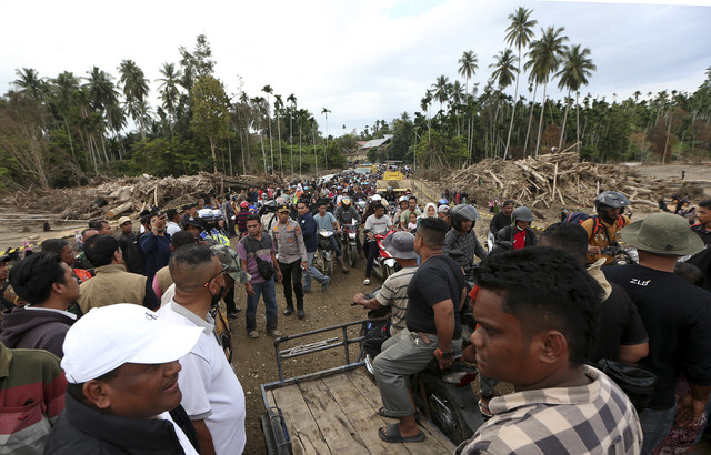 Warga dengan menggunakan kendaraan melewati Jembatan Bailey Awe Geutah yang baru selesai dibangun setelah sebelumnya putus akibat bencana banjir bandang di Bireuen, Aceh, Kamis (18/12/2025). Foto: Irwansyah Putra/ANTARA FOTO