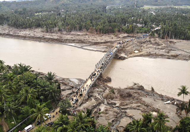 Foto udara kendaraan melewati Jembatan Bailey Awe Geutah yang baru selesai dibangun setelah sebelumnya putus akibat bencana banjir bandang di Bireuen, Aceh, Kamis (18/12/2025).  Foto: Irwansyah Putra/ANTARA FOTO