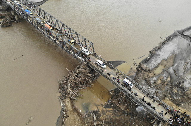 Foto udara kendaraan melewati Jembatan Bailey Awe Geutah yang baru selesai dibangun setelah sebelumnya putus akibat bencana banjir bandang di Bireuen, Aceh, Kamis (18/12/2025).  Foto: Irwansyah Putra/ANTARA FOTO