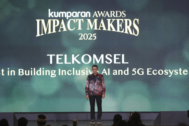 Perwakilan Telkomsel menerima penghargaan pada kumparan Awards Impact Makers 2025 di Hotel Indonesia Kempinski, Jakarta, Kamis (17/12/2025). Foto: Aditia Noviansyah/kumparan