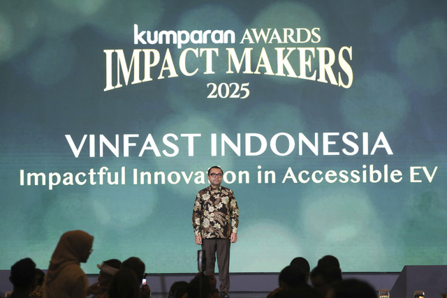 Perwakilan Vinfast Indonesia menerima penghargaan pada kumparan Awards Impact Makers 2025 di Hotel Indonesia Kempinski, Jakarta, Kamis (17/12/2025). Foto: Adita Noviansyah/kumparan