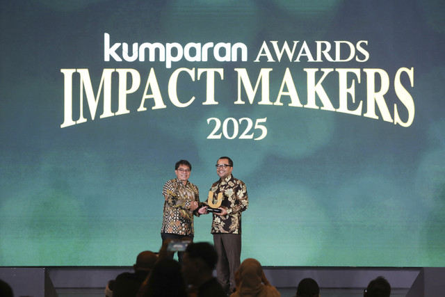 Pemimpim Redaksi kumparan Arifin Asydhad menyerahkan piagam penghargaan kepada perwakilan Vinfast Indonesia pada kumparan Awards Impact Makers 2025 di Hotel Indonesia Kempinski, Jakarta, Kamis (17/12/2025). Foto: Adita Noviansyah/kumparan