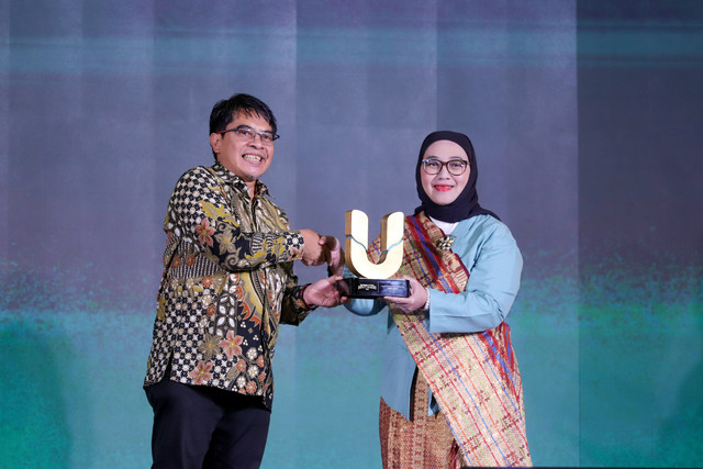 Pimred kumparan Arifin Asydhad menyerahkan piagam penghargaan kepada Harita Nickel pada kumparan Awards Impact Makers 2025 di Hotel Indonesia Kempinski, Jakarta, Kamis (17/12/2025). Foto: Jamal Ramadhan/kumparan