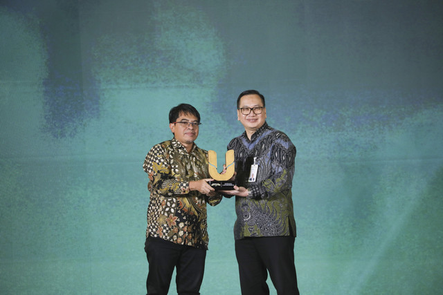 Pemimpim Redaksi kumparan Arifin Asydhad menyerahkan piagam penghargaan kepada perwakilan Bank Syariah Indonesia (BSI) pada kumparan Awards Impact Makers 2025 di Hotel Indonesia Kempinski, Jakarta, Kamis (17/12/2025). Foto: Aditia Noviansyah/kumparan