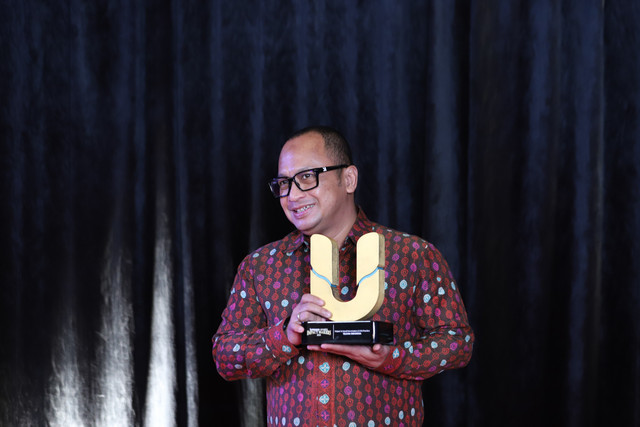 Telkom Indonesia menerima penghargaan pada kumparan Awards Impact Makers 2025 di Hotel Indonesia Kempinski, Jakarta, Kamis (17/12/2025). Foto: Iqbal Firdaus/kumparan