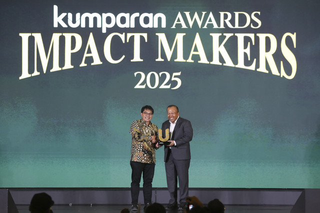 Pemimpim Redaksi kumparan Arifin Asydhad menyerahkan piagam penghargaan kepada perwakilan Bank Rakyat Indonesia (BRI) pada kumparan Awards Impact Makers 2025 di Hotel Indonesia Kempinski, Jakarta, Kamis (17/12/2025). Foto: Aditia Noviansyah/kumparan