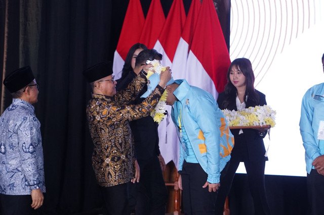 Menteri Perlindungan Pekerja Migran Indonesia Mukhtarudin saat memberikan sambutan pada puncak peringatan International Migrant Day yang digelar di Sasono Langen Budoyo, Taman Mini Indonesia Indah (TMII) pada Kamis (18/12/2025). Foto: Dok. Kementerian P2MI