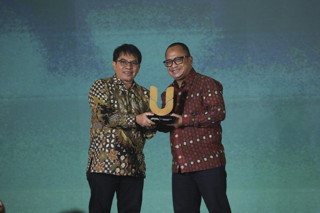 Pemimpim Redaksi kumparan Arifin Asydhad menyerahkan piagam penghargaan kepada perwakilan Telkom Indonesia pada kumparan Awards Impact Makers 2025 di Hotel Indonesia Kempinski, Jakarta, Kamis (17/12/2025). Foto: Aditia Noviansyah/kumparan