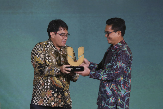 Pemimpim Redaksi kumparan Arifin Asydhad menyerahkan piagam penghargaan kepada perwakilan Genereza-Z Berbakti BCA pada kumparan Awards Impact Makers 2025 di Hotel Indonesia Kempinski, Jakarta, Kamis (17/12/2025). Foto: Aditia Noviansyah/kumparan