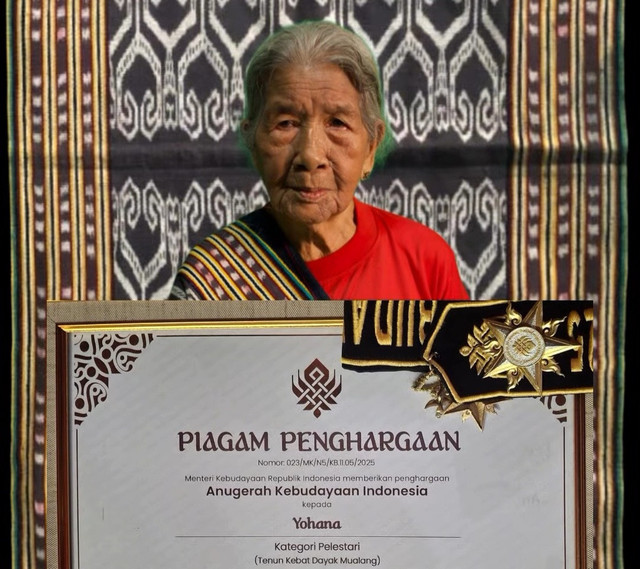 Nenek Yohana menerima penghargaan Kategori Pelestari Tenun Kebat Dayak Mualang dalam gelaran Anugerah Kebudayaan Indonesia. Foto: Dok. Istimewa