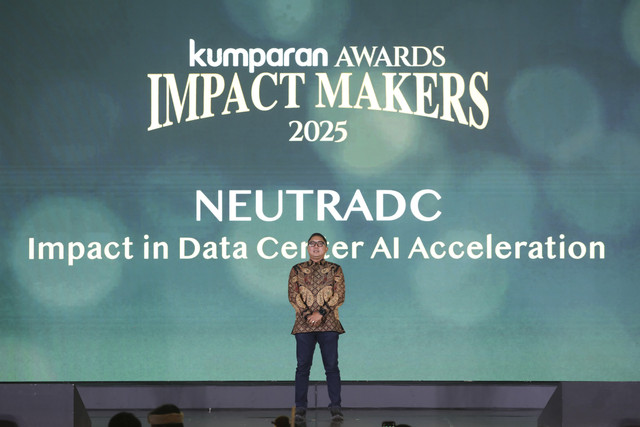 Perwakilan NeutraDC menerima penghargaan pada kumparan Awards Impact Makers 2025 di Hotel Indonesia Kempinski, Jakarta, Kamis (17/12/2025). Foto: Aditia Noviansyah/kumparan